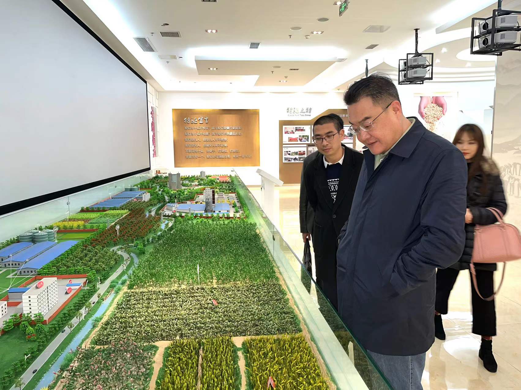 力爭一季度“開門紅”——鄧華赴通威集團、特驅(qū)集團考察交流